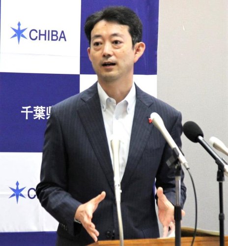 定例記者会見で質問に答える熊谷知事＝１８日、県庁