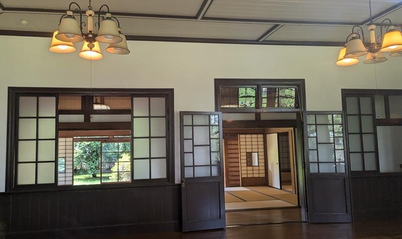 和洋の技法が合わさった旧下総御料牧場・貴賓館の内装(屋外から撮影)＝１８日、成田市