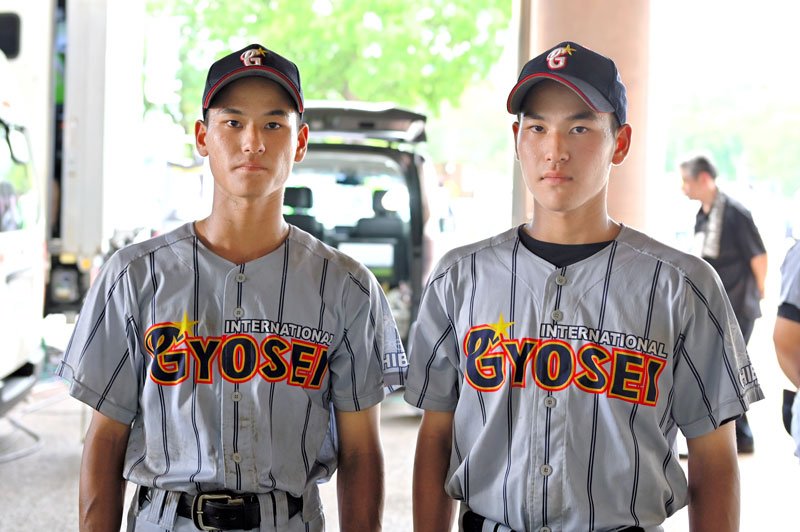 暁星国際の双子、垰野勝紀（右）と智紀。共に大学野球に進む予定＝柏の葉