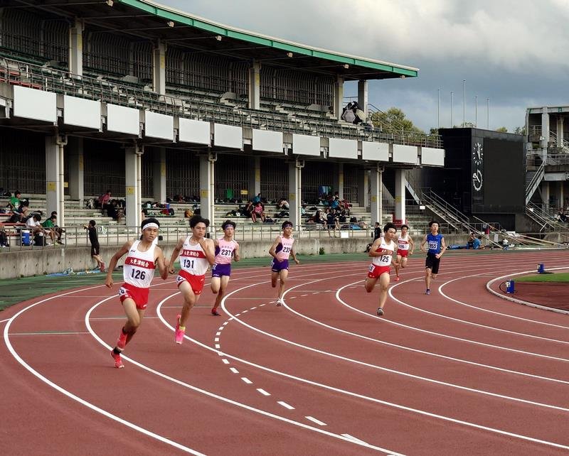 市原市ナイター陸上競技記録会の一般男子４００メートルで好記録を狙うランナー＝市原市のゼットエーオリプリスタジアム
