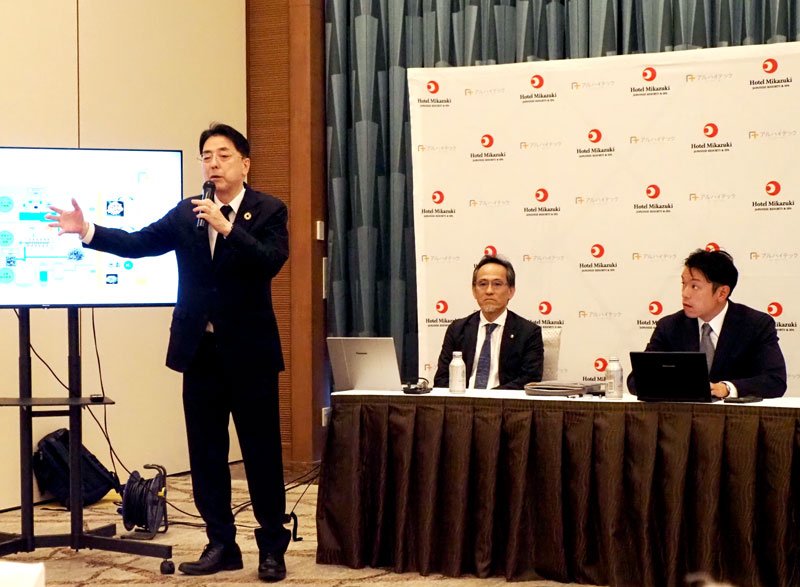 廃アルミを活用した水素発電の事業化に向けて発表するホテル三日月の小高社長（右端）とアルハイテックの水木社長（左）ら＝木更津市