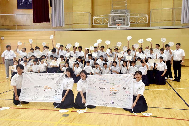 鈴木選手を応援する旗とうちわを作った房南中生徒＝館山市
