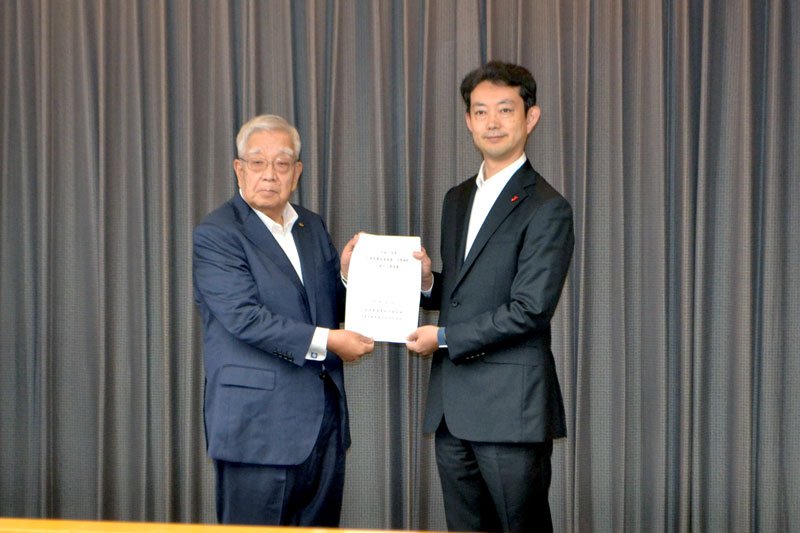 熊谷知事（右）に要請書を手渡すＪＡ千葉中央会の松元会長＝２３日、県庁