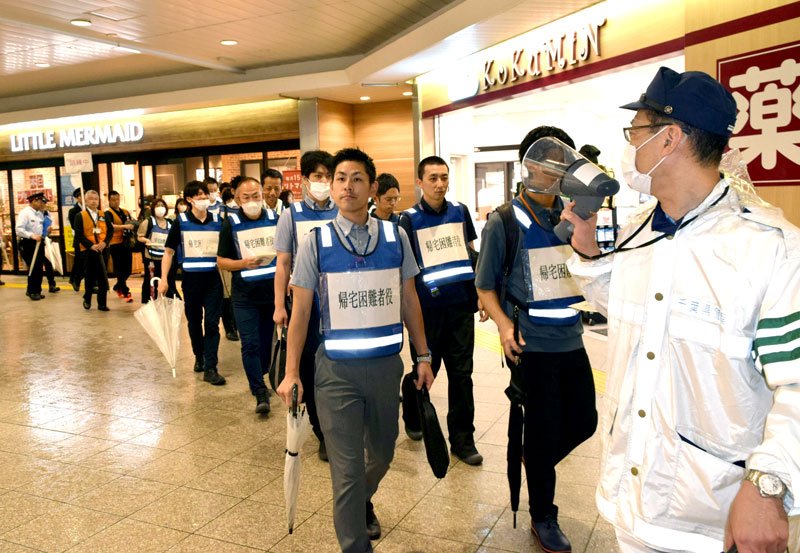 対策訓練で支援施設に向かう帰宅困難者役ら＝ＪＲ西船橋駅