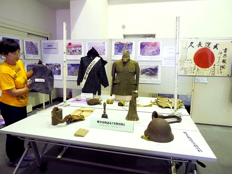 各種資料の展示や戦争体験を聴く会、地域の戦跡巡りなどが続く「平和のための戦争展」＝２３日、木更津市