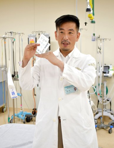熱中症の予防策や症状が出た際の対応方法について説明する志賀教授＝成田市