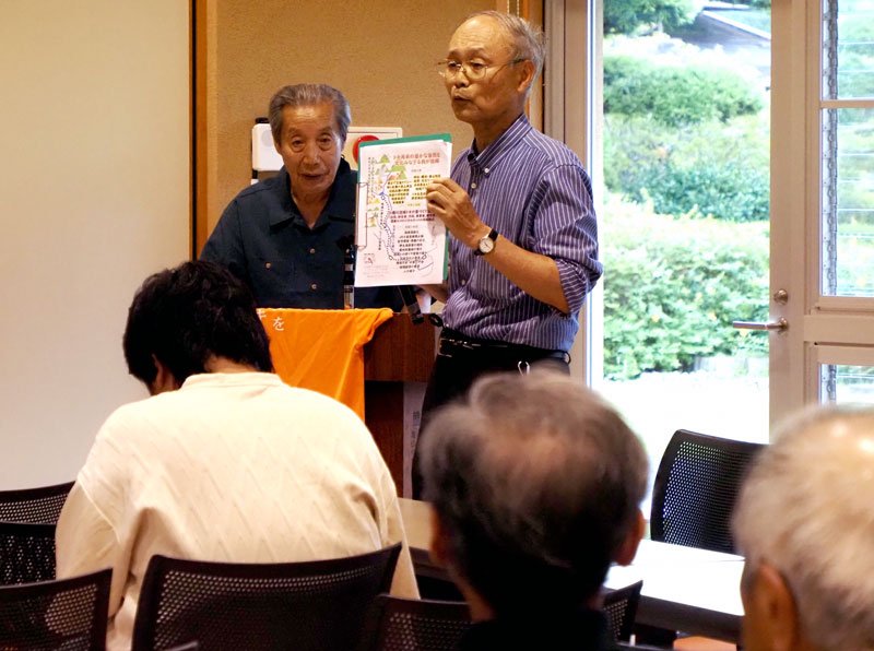 「亀山をトキの里に！」と可能性を語る中村さん（右）と鴇田代表＝君津市