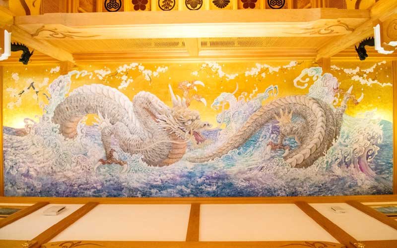 妙正寺の本堂に奉納された「妙正大明神（龍神）」の天井画＝市川市