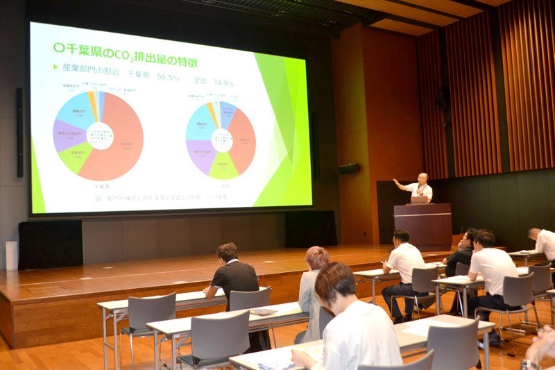 オンラインと現地で計約９０人が参加したセミナー＝千葉市中央区