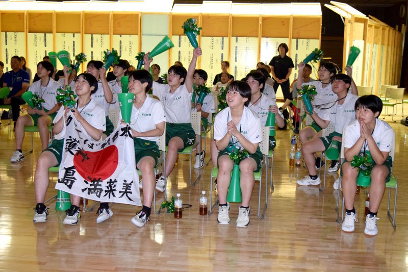 テレビ観戦でバレーボール女子日本代表を応援する市船橋高校女子バレー部員ら＝２８日、同校第３体育館
