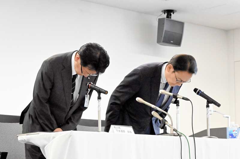 記者会見で謝罪する千葉県市川市の田中甲市長（右）ら＝３１日午前１１時５分ごろ、市川市役所