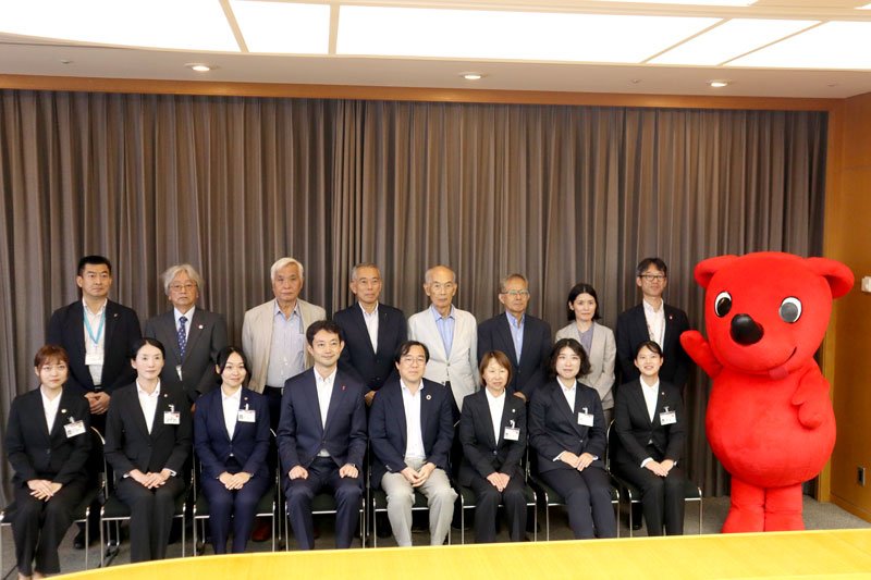 県庁を訪れたＪＩＣＡ海外協力隊員ら