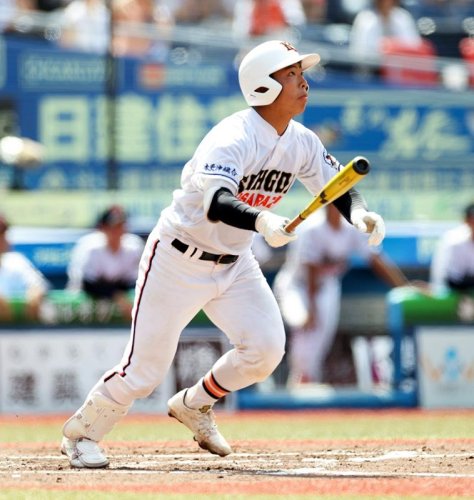 東京学館―木更津総合　１回裏木更津総合２死、羽根が右越え先制本塁打を放つ＝ＺＯＺＯマリン