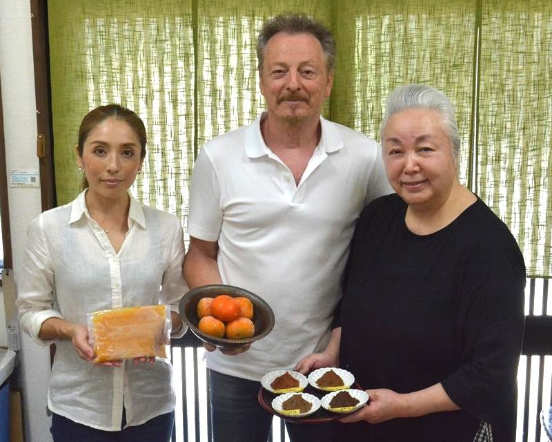 動きだした柿みそプロジェクト。中田さん（右）とカンドロン夫妻＝大多喜町