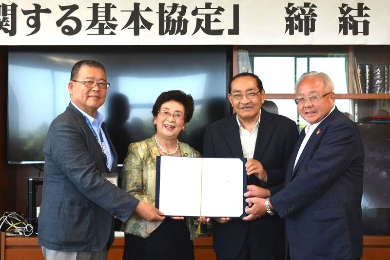 基本協定を結んだ（左から）平林大多喜町長、照川勝浦市長、太田いすみ市長、石田御宿町長＝４日、いすみ市役所
