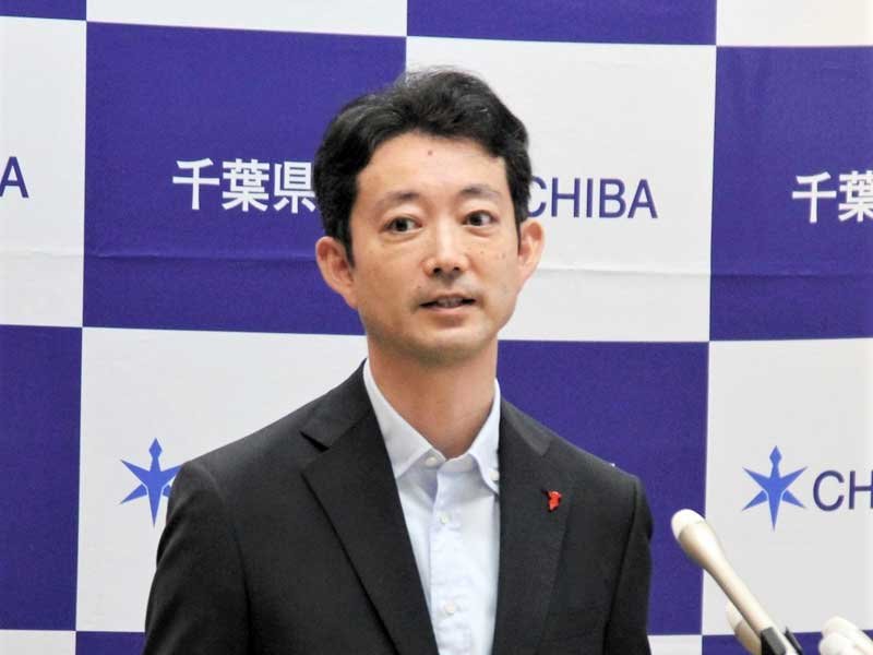 定例記者会見で質問に答える熊谷知事＝２２日、千葉県庁