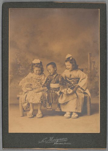 マージョリー、ドロシーと森山家の男の子の写真、森山國蔵写真館で１９０２年頃撮影（ダラム大学東洋博物館蔵）

