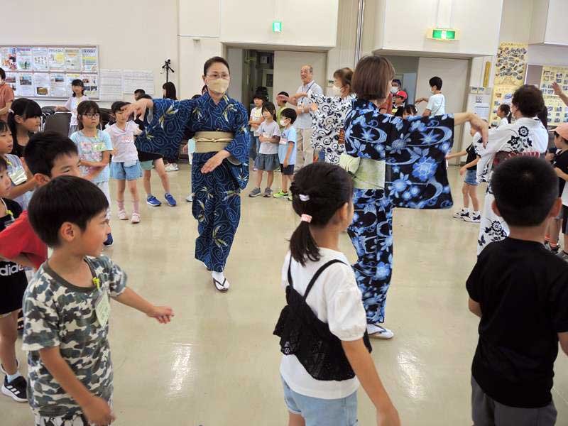 千葉県生涯大学校東葛飾学園で開かれた「こども食堂」で盆踊りを踊る子どもたち＝流山市
