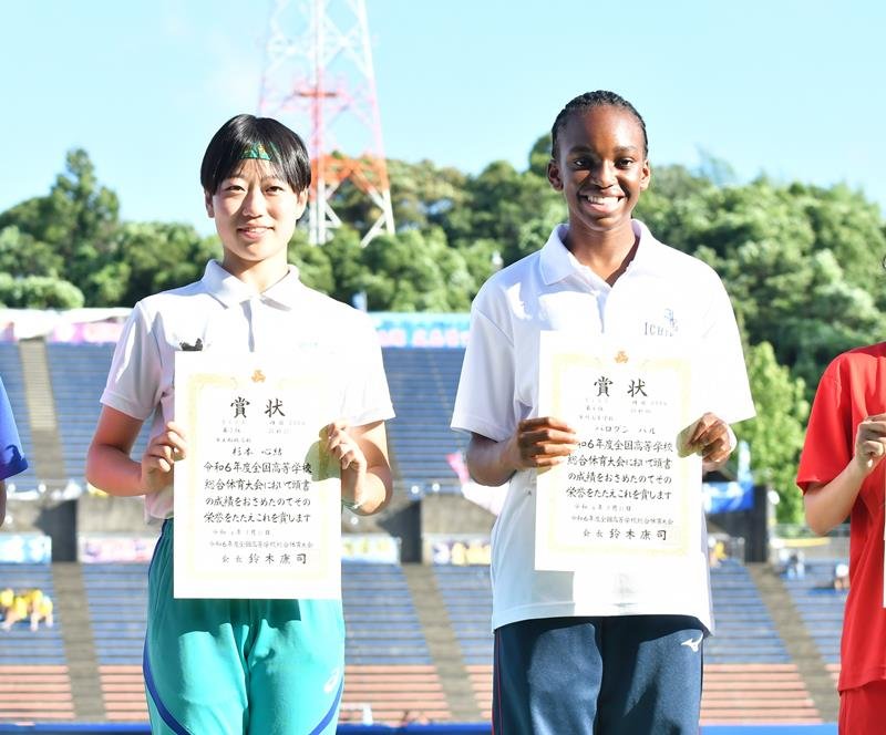 女子２００メートルで５位入賞した市船橋・杉本（左）と６位の市川・バログン
