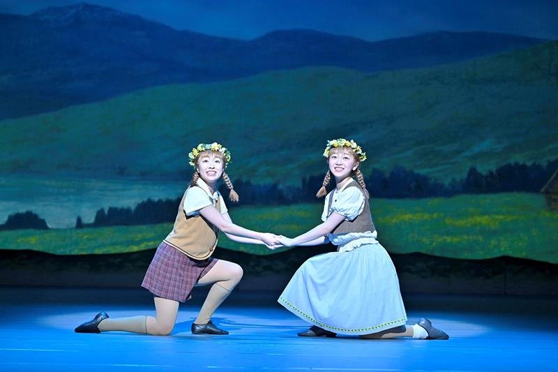 右はロッテ役の大河原萌乃佳（おおかわら　ほのか）、左はルイーゼ役の田原沙綾（たはら　さあや）。【撮影：荒井　健】
