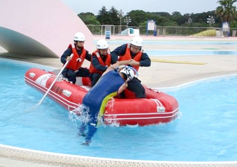 流れるプールで行われた水難救助訓練（船橋署提供）
