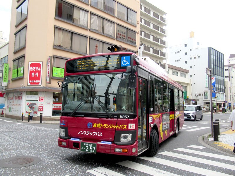 市川市内を走る京成トランジットバスの路線バス
