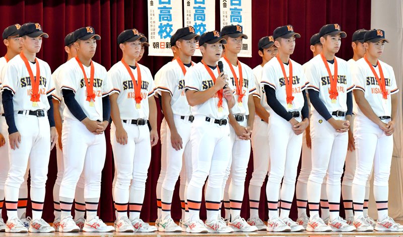壮行会で意気込みを語る木更津総合の川上主将（中央）ら＝同校体育館