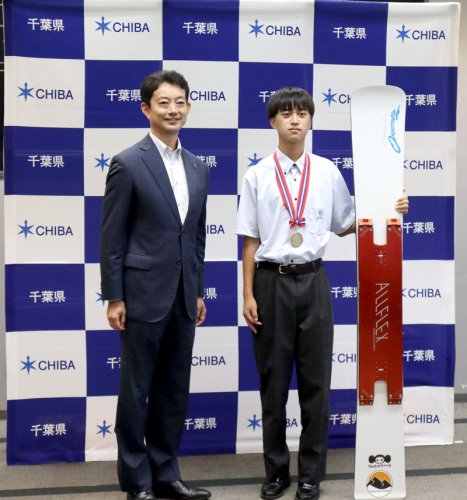 熊谷知事（左）に優勝を報告する奥田さん＝県庁