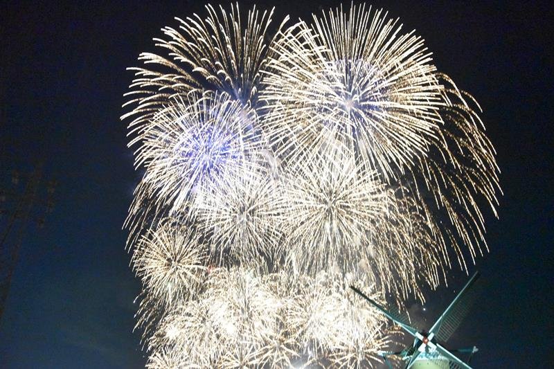 佐倉市制７０周年を記念し２万７０発が打ち上がった千葉県内最大級の「佐倉花火フェスタ２０２４」＝３日、佐倉市
