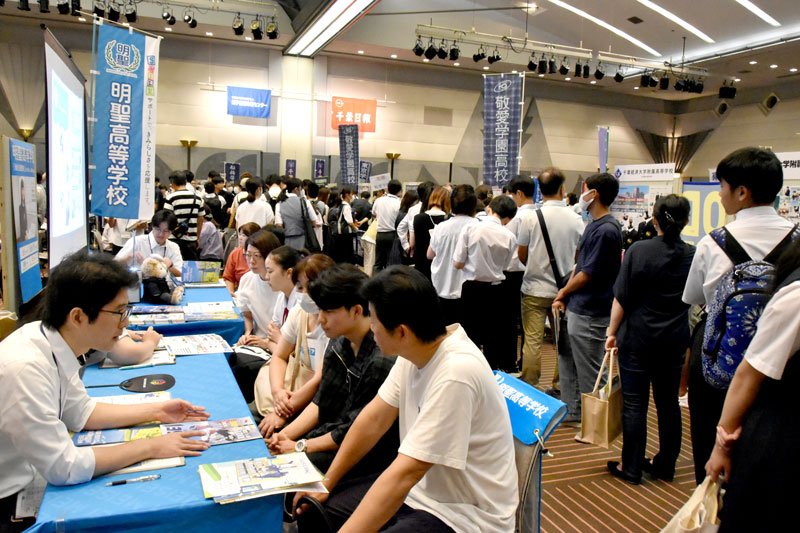 各学校のブースで受験相談などが行われた進学フェア＝４日、千葉市美浜区
