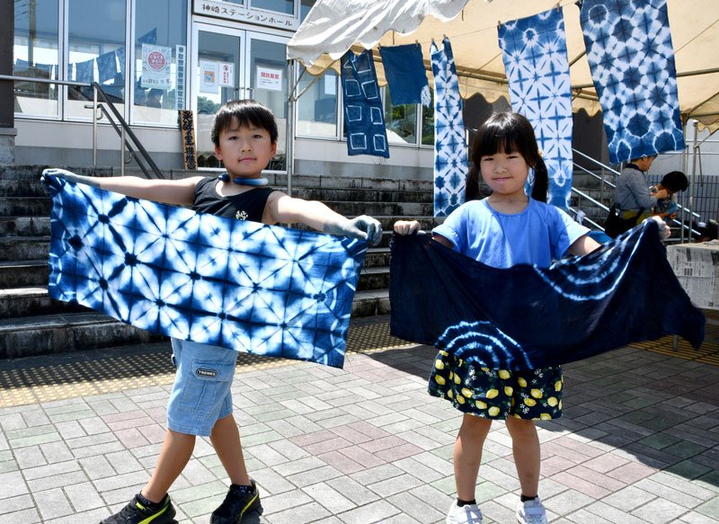 藍染め体験教室に参加し、手ぬぐいを鮮やかに染めた子どもたち＝３日、神崎町