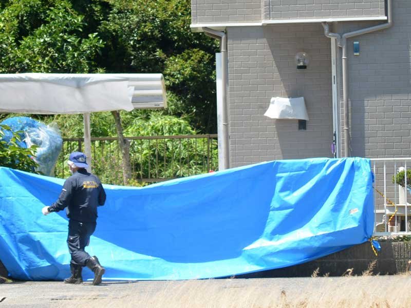 遺体が見つかった住宅（右）＝９日昼、いすみ市小沢