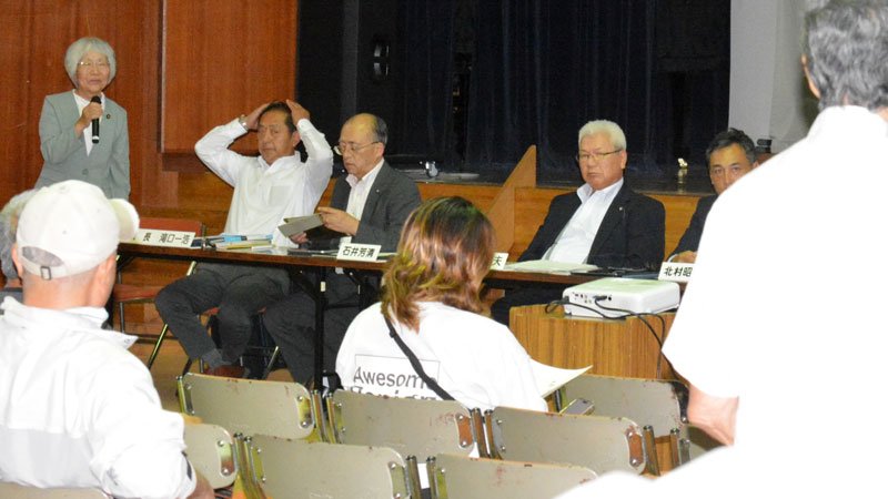 町公民館で開かれた御宿町議会の報告会
