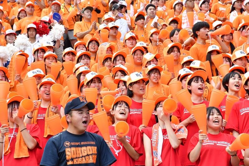 選手に声援を送る木更津総合の応援団＝１０日、兵庫県西宮市の甲子園球場
