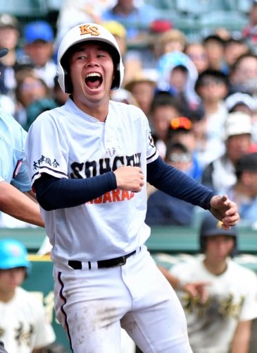 ７回表無死三塁、千葉の犠飛で生還した木更津総合の三走吉沢
