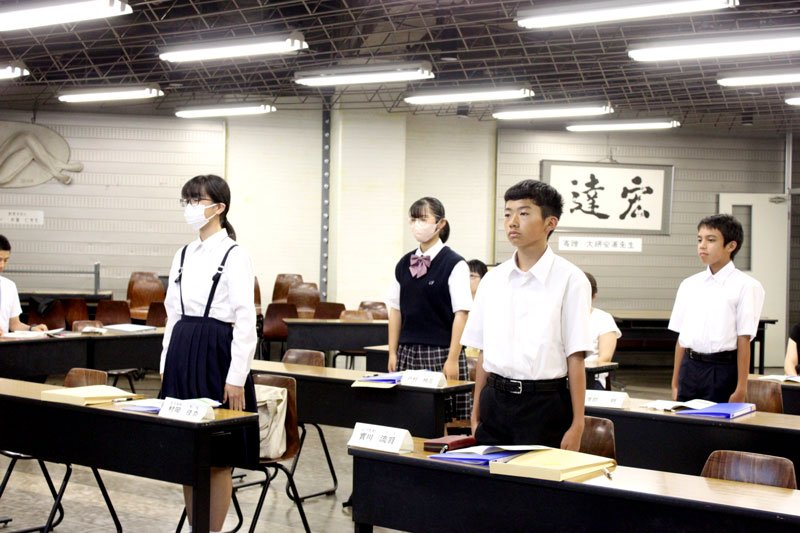 広島派遣を控え、結団式に臨む中学生＝銚子市役所