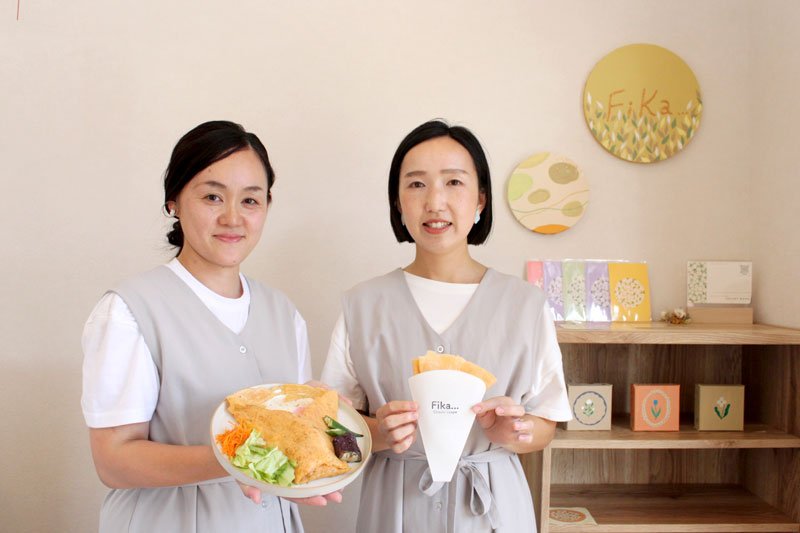 「銚子クレープ」を紹介する店主の東さん（左）と、焼きクレープを手にするスタッフの北村ルナさん＝銚子市