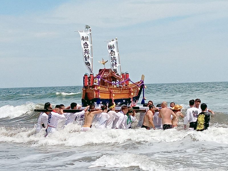 木戸浜で、打ち寄せる波にもまれる船神輿＝横芝光町