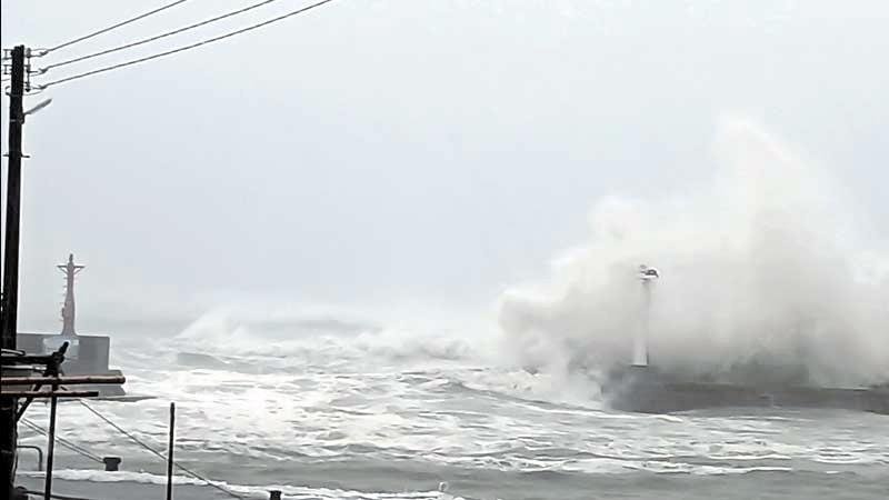 台風７号の接近で防波堤に打ち付ける高い波＝１６日午後３時ごろ、御宿町

