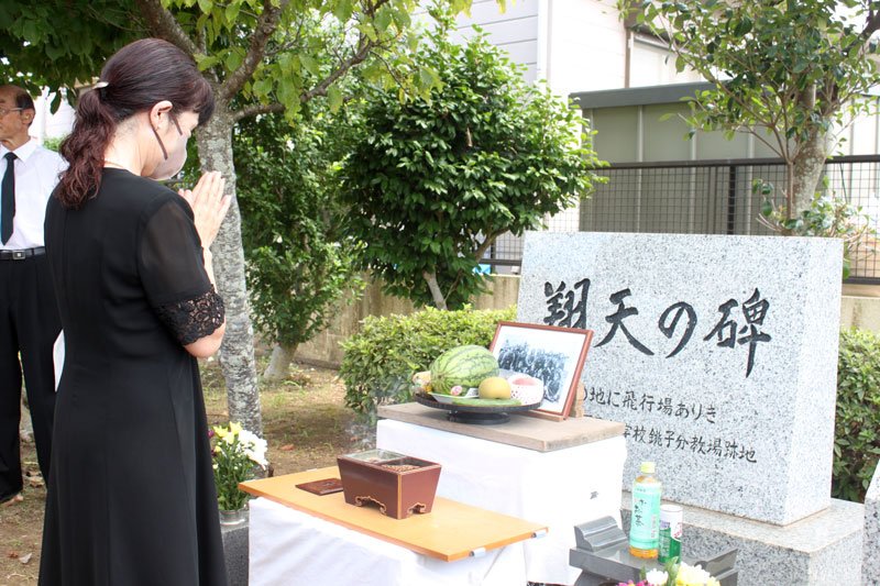 慰霊祭で「翔天の碑」に手を合わせる女性＝１５日、銚子市