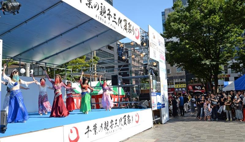 千葉の親子三代夏祭り「前夜祭」のダンスステージで、暑さに負けずに艶やかに踊るメンバー＝１７日、千葉市中央区の中央公園
