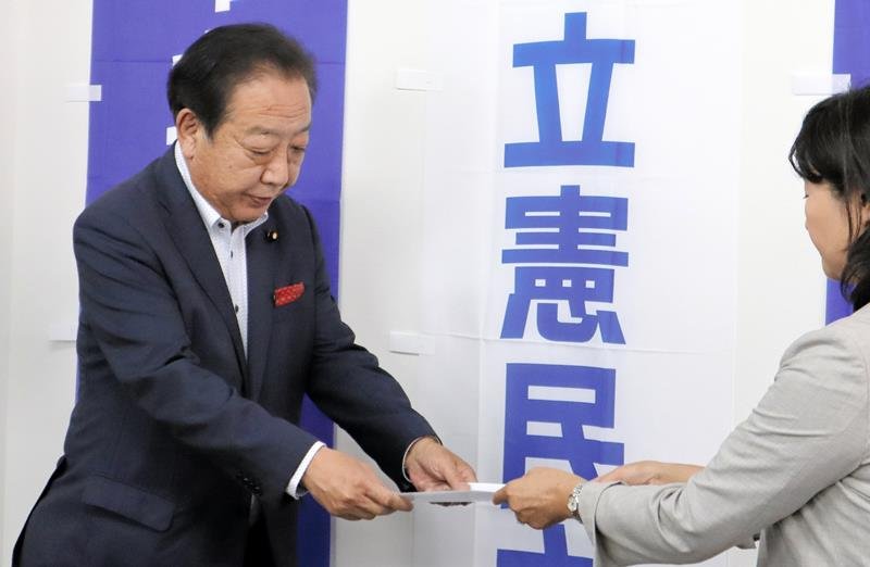 立候補要請文を受け取る野田元首相（左）＝１９日、千葉市中央区