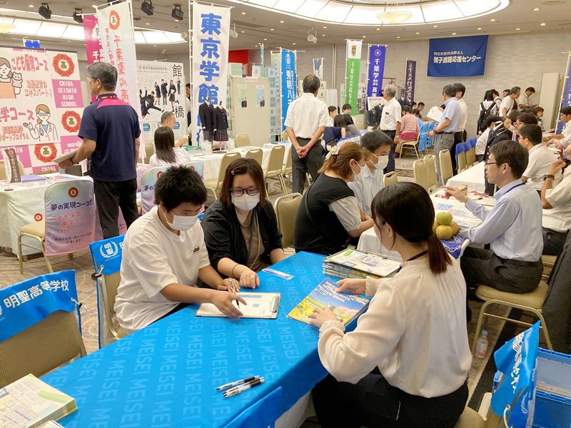 各ブースで進路相談をする来場者ら＝１８日、成田市