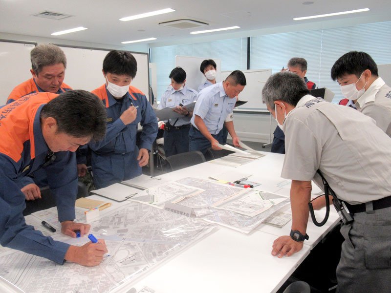 テロ被害を想定した図上訓練に取り組む参加者ら＝浦安市役所
