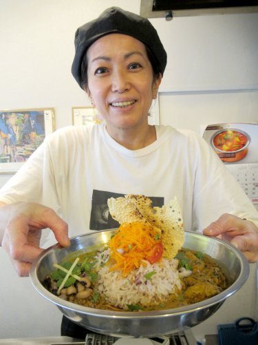 マイボンＣＵＲＲＹを手にする「マイボンさん」こと湯川さん。カレーのビジュアルもとても美しい＝市川市