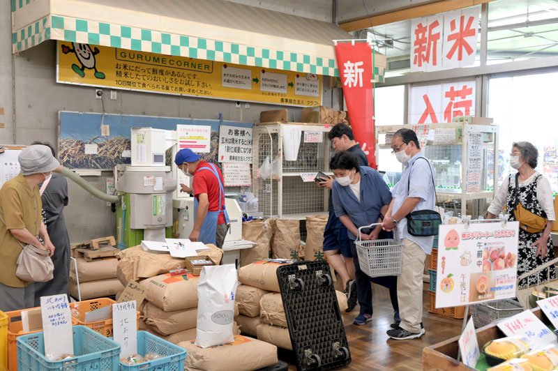 スーパーマーケットなどで品薄のコメを求め、道の駅「やちよ」には次々と客が訪れた＝２８日午前１１時５５分ごろ、八千代市米本