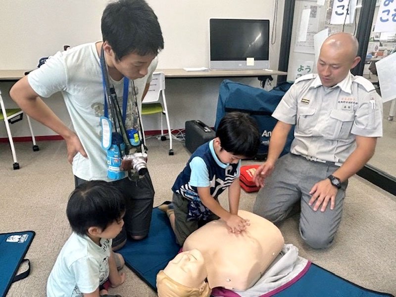 胸骨圧迫を体験する参加者ら＝いすみ市
