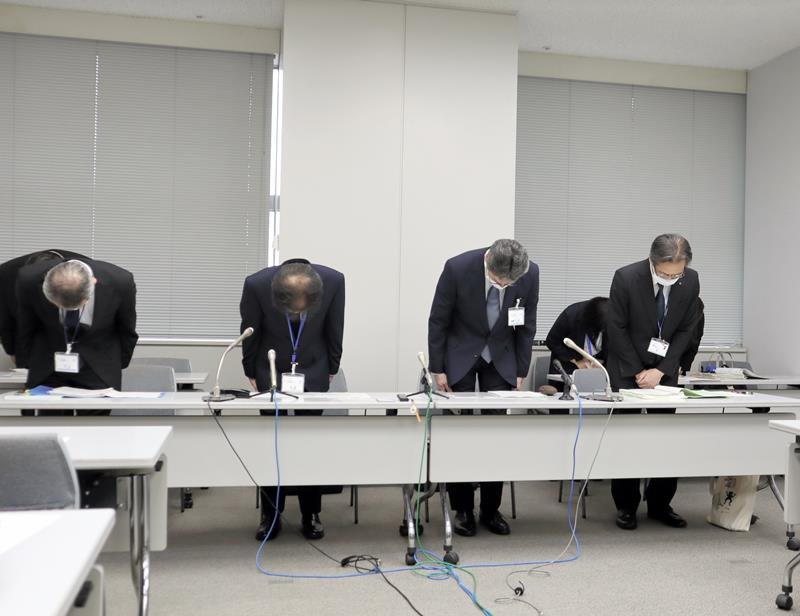 ７０代男性が死亡した医療事故について謝罪する県循環器病センターの中村病院長（左から２番目）ら＝３０日、千葉県庁