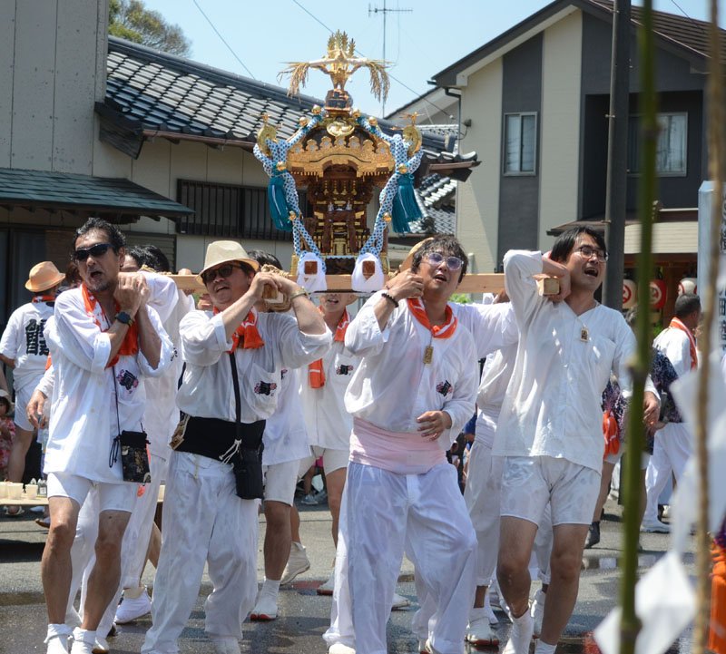 かけ声を上げながら「上町」のみこしを担ぐ住民ら＝３日、横芝光町