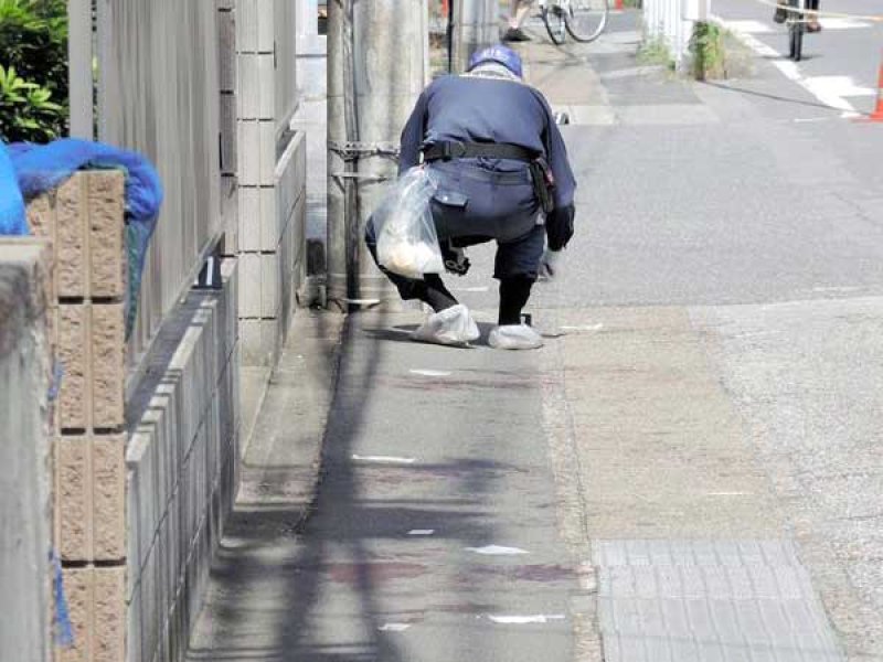 血痕が残る現場を調べる捜査員＝５日、柏市